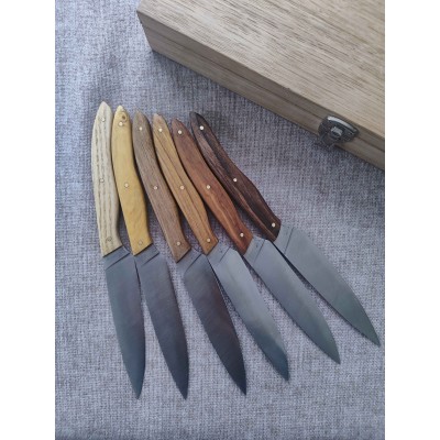 Set de couteaux de table, 6 bois de France, fabriqués artisanalement à Strasbourg.