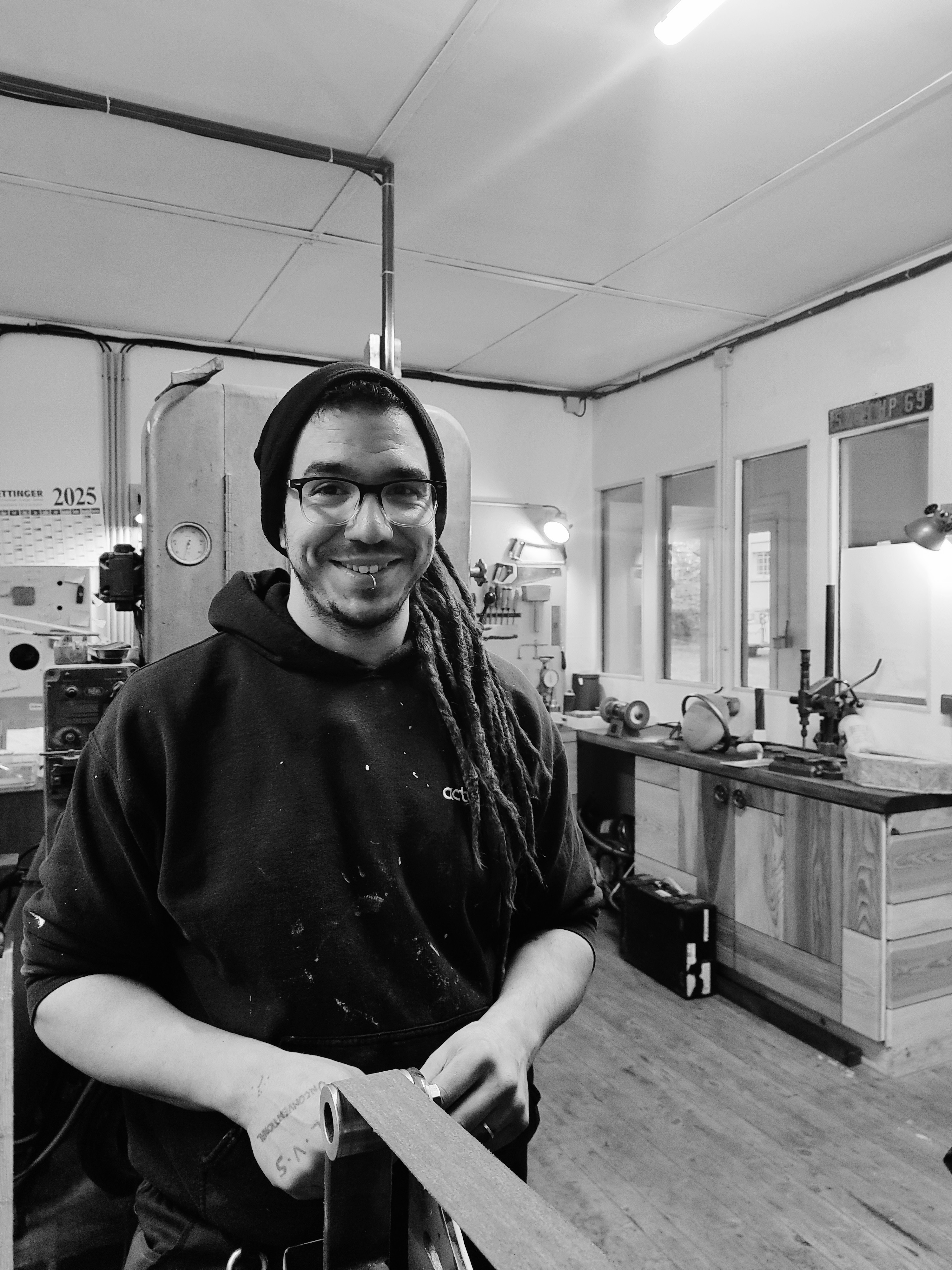 Flo le coutelier dans son atelier